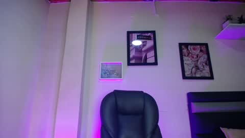 Snapshot of lauwild_ chatting on 01.08.26 LauWild online show from 01.08.26