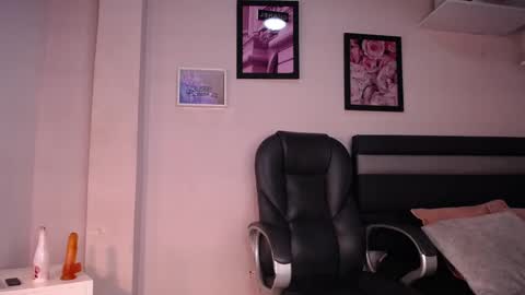 Snapshot of lauwild_ chatting on 01.13.26 LauWild online show from 01.13.26