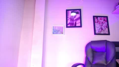 Snapshot of lauwild_ chatting on 01.14.26 LauWild online show from 01.14.26