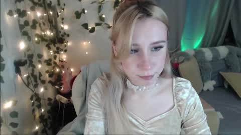 Snapshot of lavinell chatting on 03.04.25 Mia online show from 03.04.25