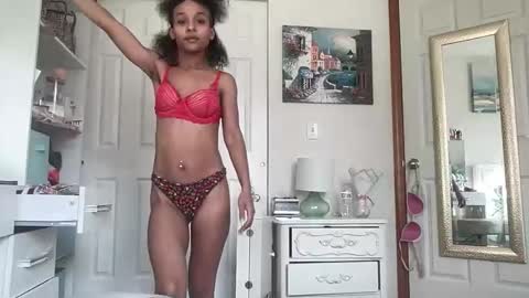 Snapshot of layla216903 chatting on 09.23.25 layla online show from 09.23.25