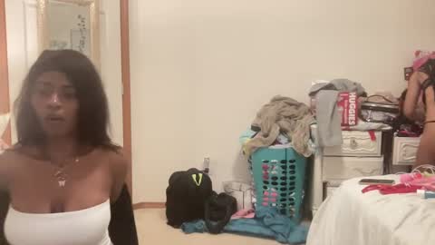 Snapshot of layla216903 chatting on 09.26.25 layla online show from 09.26.25