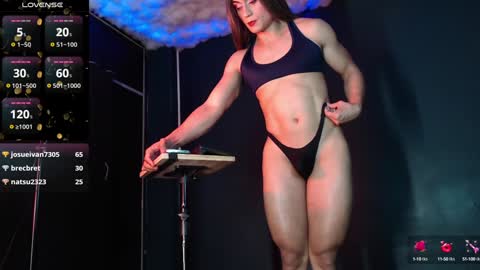 Layla   help me with your thumbs up its important  online show from 12.29.24