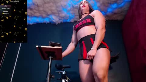 Layla   help me with your thumbs up its important  online show from 10.11.25