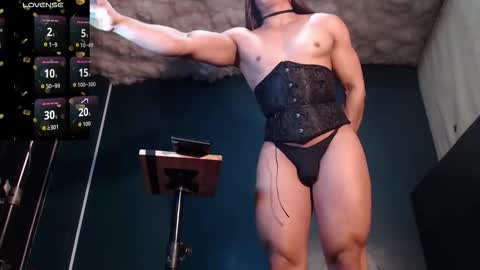 Layla   help me with your thumbs up its important  online show from 10.26.25