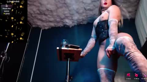 Layla   help me with your thumbs up its important  online show from 10.31.25