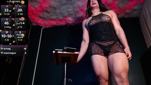 Layla   help me with your thumbs up its important  online show from 12.23.25