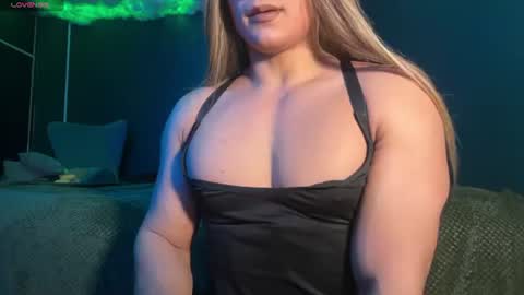 Layla   help me with your thumbs up its important  online show from 06.26.26