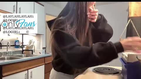 laylahlaylah1 online show from 12.21.25