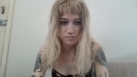 laylahloveless online show from 10.17.25