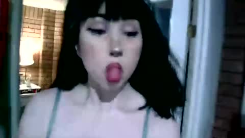 Layla Kills online show from 02.04.25