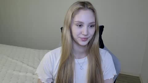 Snapshot of laylapretty001 chatting on 11.12.25 LaylaPretty001 online show from 11.12.25