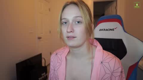 Snapshot of laylas_universe chatting on 11.26.25 Layla Universe online show from 11.26.25