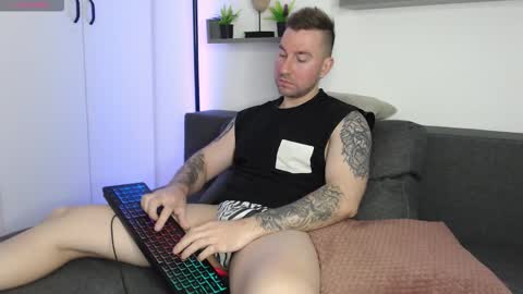 Snapshot of lazar_angels chatting on 09.28.25 Laz online show from 09.28.25