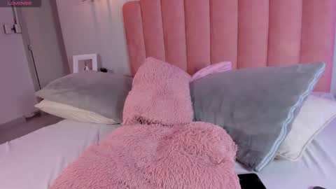 Snapshot of leah_bensoon chatting on 11.23.25 Leah online show from 11.23.25