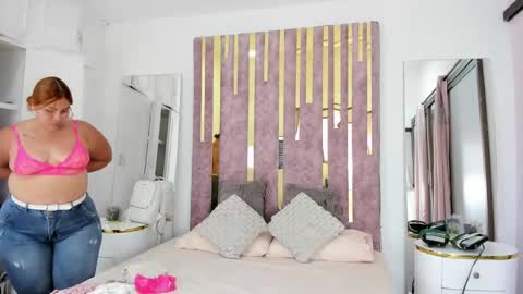 Snapshot of leahbarker chatting on 02.22.25 Leah online show from 02.22.25