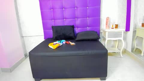 Snapshot of leamoreau__ chatting on 10.30.25 leamoreau__ online show from 10.30.25