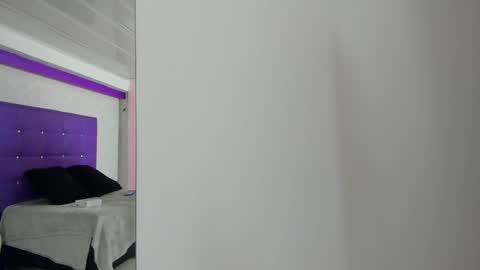 Snapshot of leamoreau__ chatting on 11.01.25 leamoreau__ online show from 11.01.25