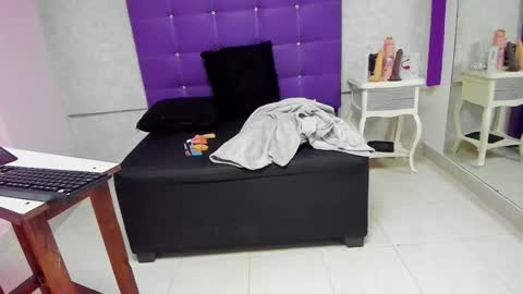 Snapshot of leamoreau__ chatting on 11.15.25 leamoreau__ online show from 11.15.25