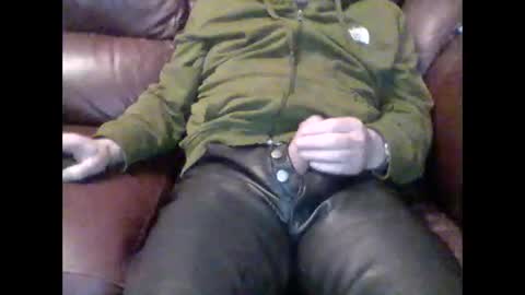 Snapshot of leatherpants68 chatting on 11.06.25 leatherpants68 online show from 11.06.25