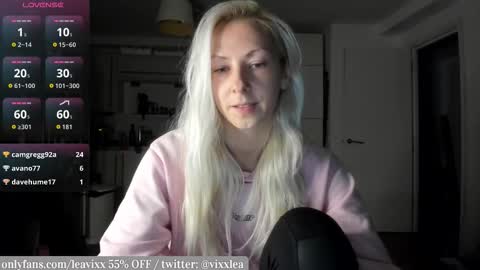 Snapshot of leavixx chatting on 12.20.25 LeaVixx online show from 12.20.25