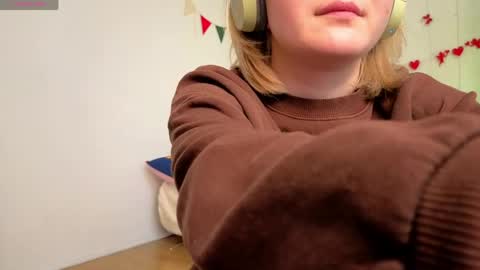 Snapshot of leazy_peasy chatting on 04.23.26 Ellie online show from 04.23.26