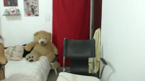 Snapshot of leche2023 chatting on 10.21.25 My love online show from 10.21.25