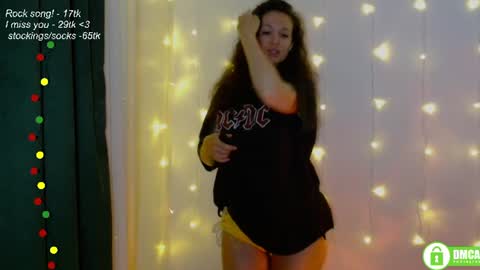 Snapshot of leia_bell chatting on 06.26.26 hey Im Leia and I love rock online show from 06.26.26