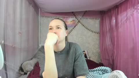Snapshot of leila_bambi_ chatting on 04.22.26 leila_bambi_ online show from 04.22.26