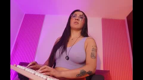 Leila online show from 02.10.26