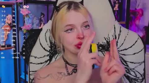 Snapshot of leiladwight chatting on 11.29.25 Leila online show from 11.29.25