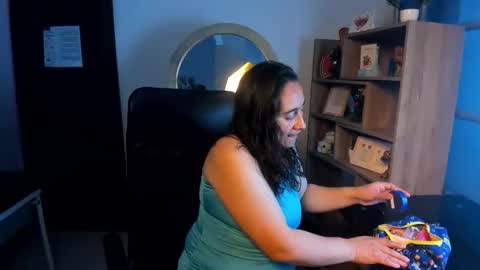 Snapshot of leilasmith_ chatting on 06.02.26 Leila online show from 06.02.26