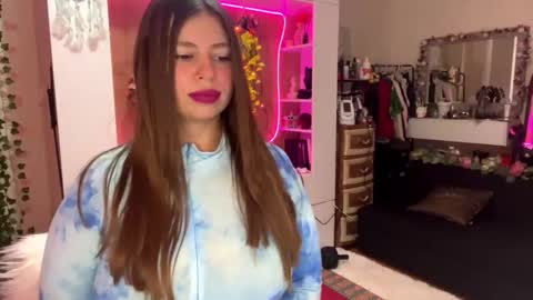 Snapshot of leilavixen chatting on 12.02.25 Leila online show from 12.02.25