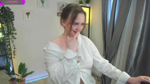 Snapshot of lela_ryan chatting on 05.16.26 Lela online show from 05.16.26
