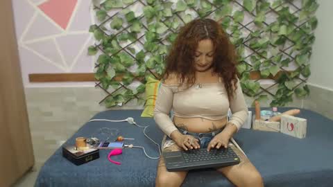 Snapshot of lena_lawson chatting on 02.05.25 lena_lawson online show from 02.05.25