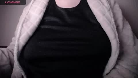 Snapshot of lenagolden chatting on 02.25.26 lenagolden online show from 02.25.26