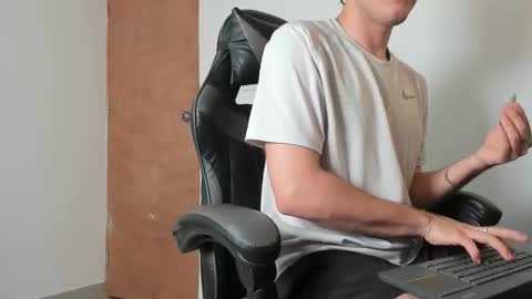 Snapshot of leo_jones389 chatting on 02.13.26 Leo Jones online show from 02.13.26