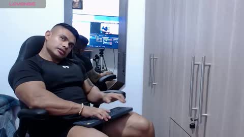Snapshot of leo_muscleboy chatting on 12.04.25 Leo online show from 12.04.25