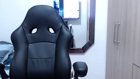 Snapshot of leo_muscleboy chatting on 02.11.26 Leo online show from 02.11.26