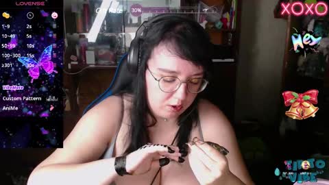 Snapshot of leona_harrison chatting on 12.10.24 Leona Harrison online show from 12.10.24