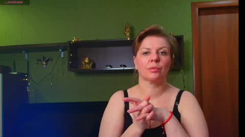 Snapshot of leona_tracie chatting on 04.24.26 Leona tracie online show from 04.24.26