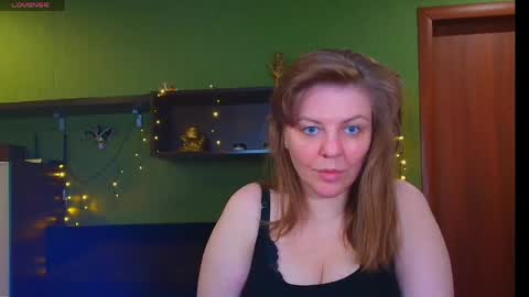 Snapshot of leona_tracie chatting on 04.25.26 Leona tracie online show from 04.25.26