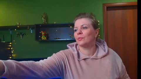 Snapshot of leona_tracie chatting on 04.29.26 Leona tracie online show from 04.29.26