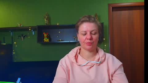 Snapshot of leona_tracie chatting on 04.30.26 Leona tracie online show from 04.30.26