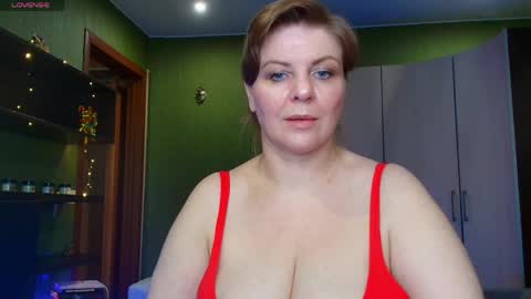 Snapshot of leona_tracie chatting on 05.17.26 Leona tracie online show from 05.17.26