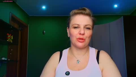 Snapshot of leona_tracie chatting on 05.20.26 Leona tracie online show from 05.20.26