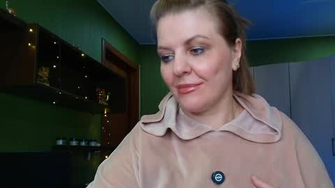Snapshot of leona_tracie chatting on 05.29.26 Leona tracie online show from 05.29.26
