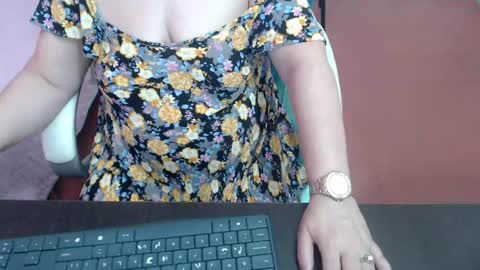 leonela   online show from 10.15.25