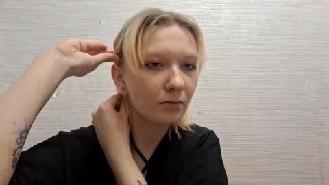 Snapshot of leonorekaufhold chatting on 11.24.25 leonorekaufhold online show from 11.24.25