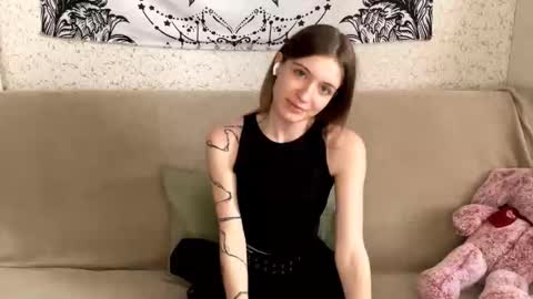 Snapshot of lesleytargett chatting on 11.05.25 Sia online show from 11.05.25